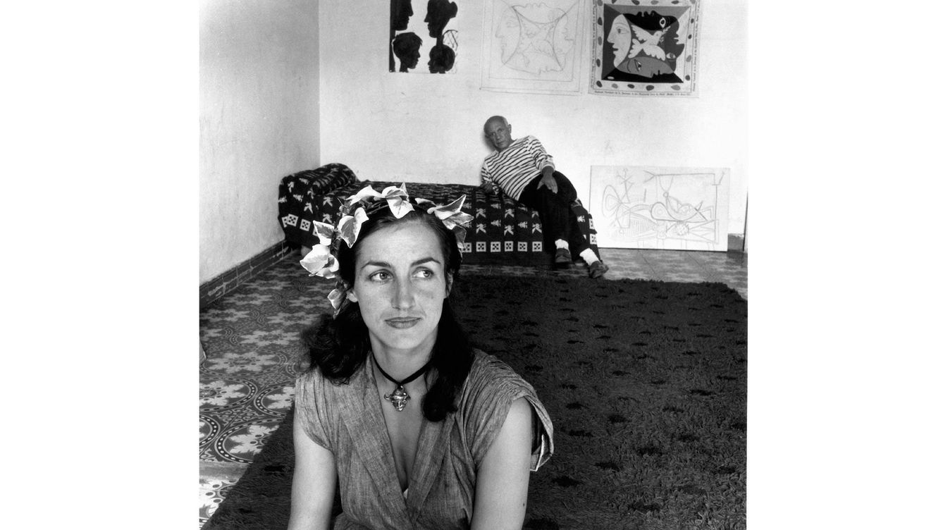 Foto: Françoise Gilot con Pablo Picasso en segundo plano, en una foto tomada en Francia en torno a 1952. (Getty Images)