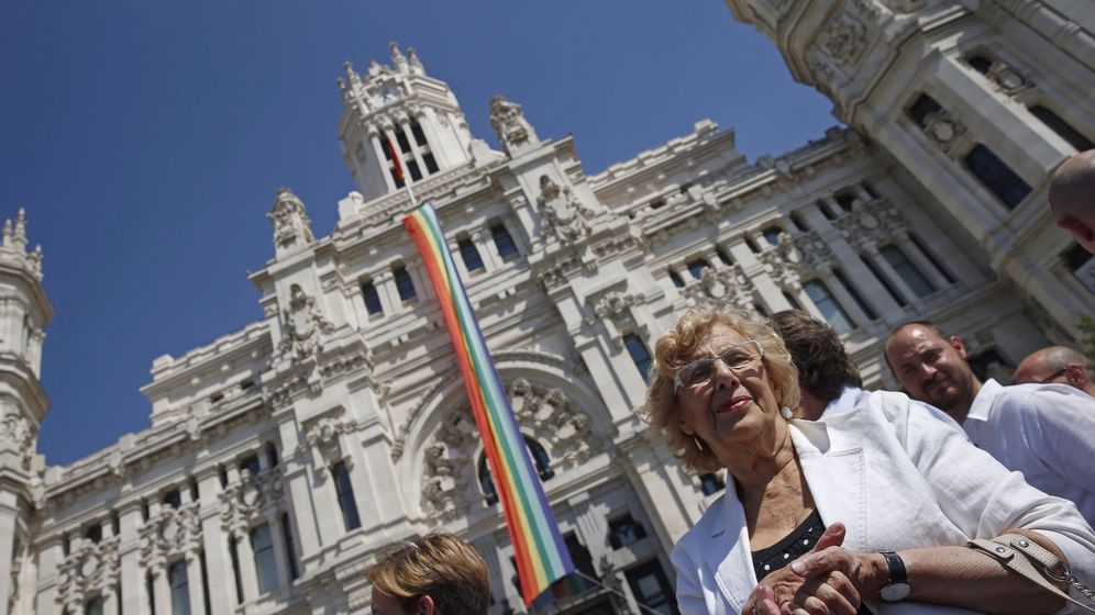 Foto: Carmena, frente al Ayuntamiento de Madrid. (EFE)