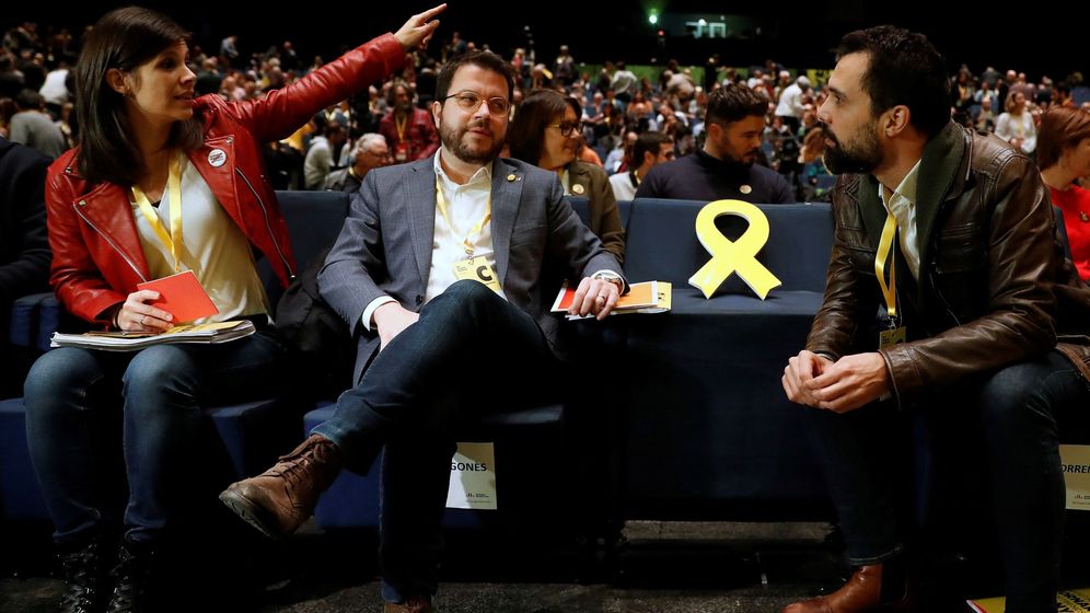 Foto: Congreso nacional de ERC, con un lazo amarillo en el sitio que debería ocupar Oriol Junqueras. (EFE)