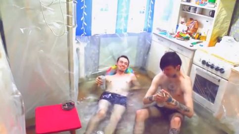 Crean una piscina en la cocina de su piso de estudiantes: adiós al calor sin salir de casa