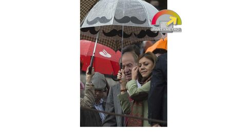 Cospedal y Don Juan Carlos comparten paraguas con bigotes de cuatro euros en los toros