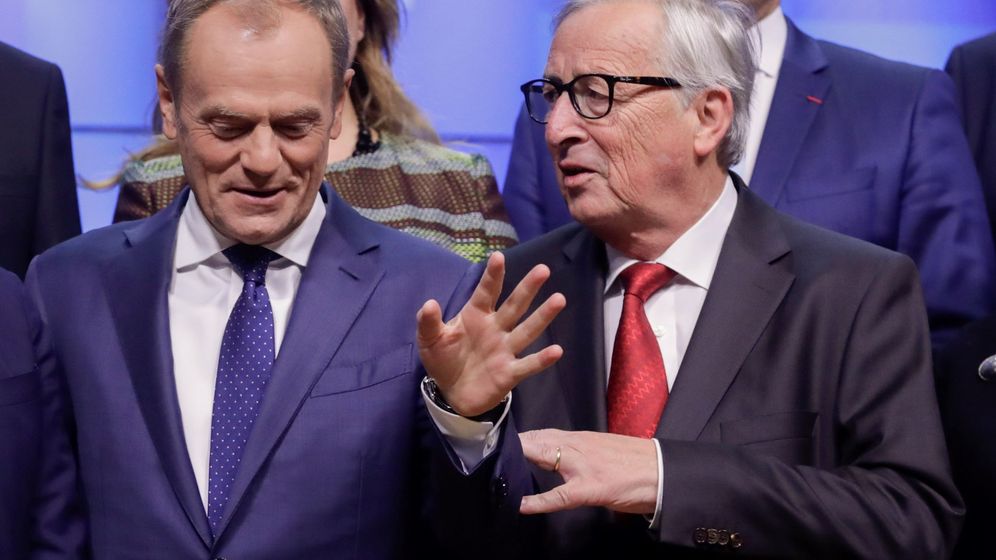 Foto: El presidente de la Comisión Europea, Jucker, junto a Donald Tusk. (EFE)