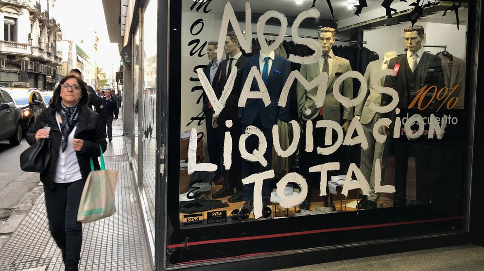 Foto: People walk by a store that is going out of business in buenos aires
