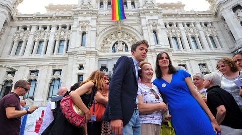 La bandera arcoiris ondea en los edificios oficiales de España