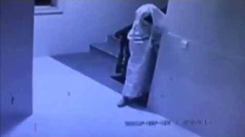 Un ladrón se disfraza de fantasma antes de robar en una casa