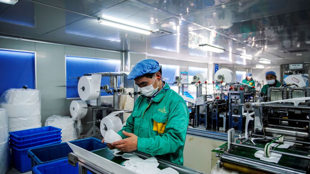 Foto: Trabajadores en una fábrica de Shanghái. (Reuters)
