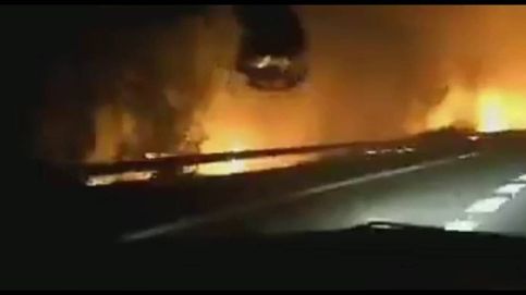 Carreteras cortadas y coches atrapados por el incendio