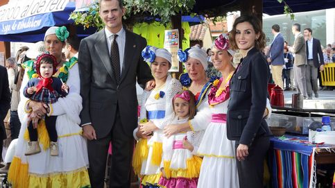 Un colorido Colombres recibe un galardón y la visita de los Reyes de España