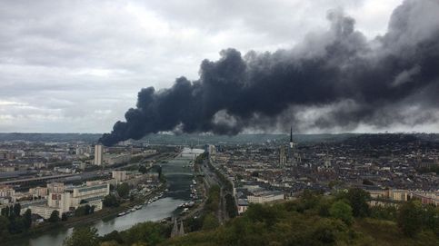 Impresionante columna de humo en Rouen tras el incendio en la petroquímica