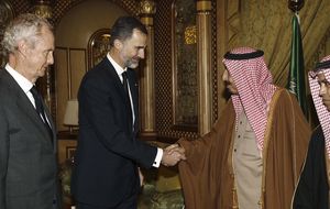 Felipe VI da el pésame al rey Salmán en un breve encuentro en Riad