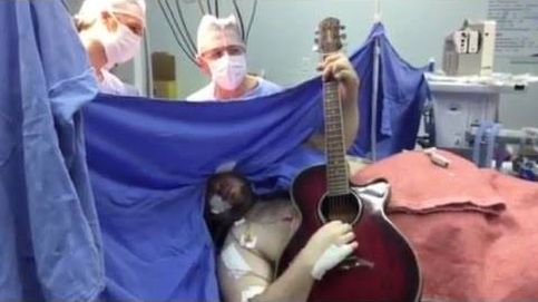 Toca una canción a la guitarra mientras le operan de un tumor cerebral