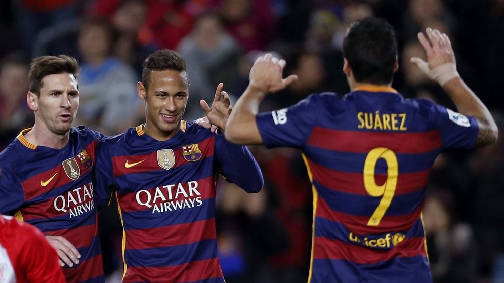 Leo Messi, Neymar y Luis Suárez celebran un gol con el Barcelona.