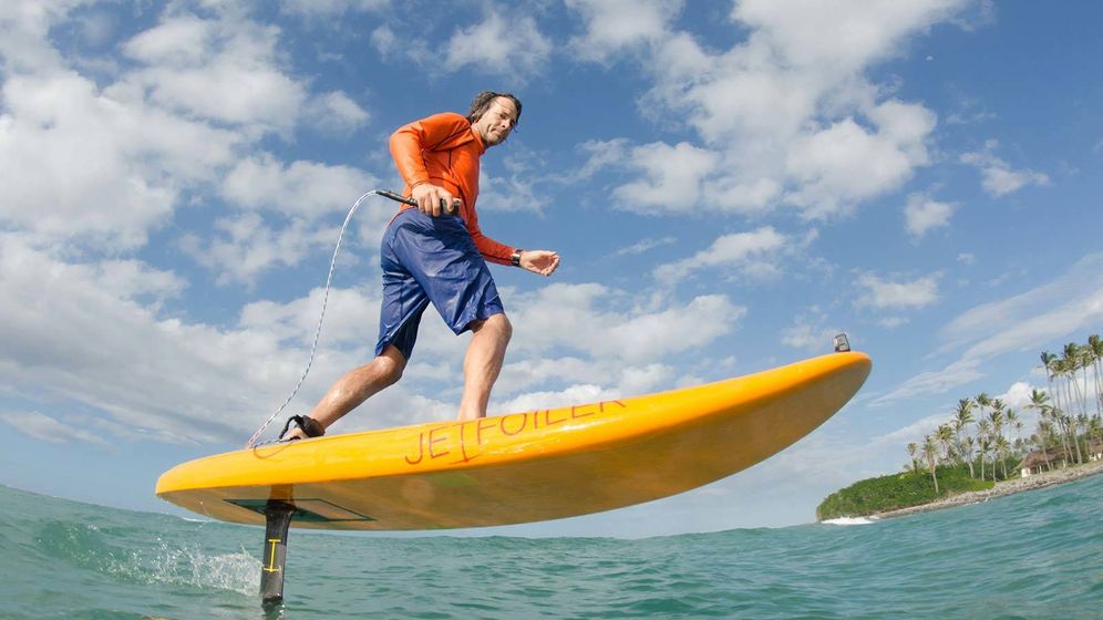 Foto: Don Montague surfeando con su propio invento, el 'Kitefoil'