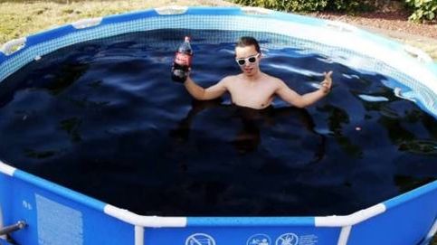 Se baña en una piscina con 5.600 litros Coca-Cola