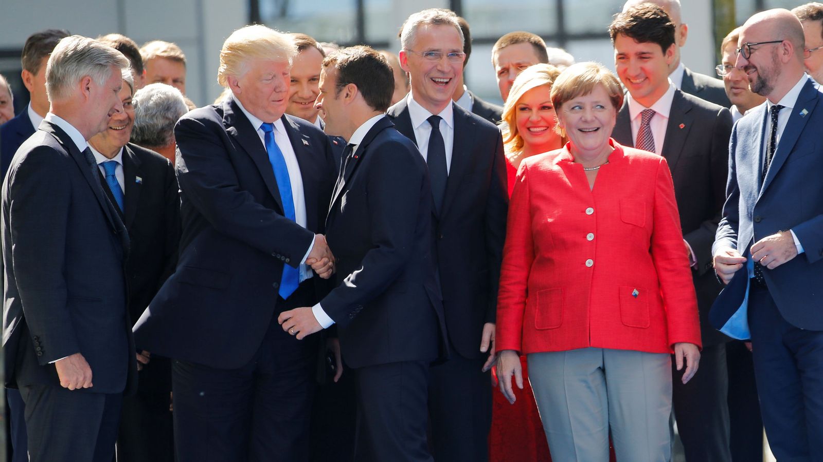 Los grandes líderes Europeos compiten entre si por la atencion de Trump El-dia-que-macron-demostro-a-trump-que-podia-ser-tan-chulo-como-el