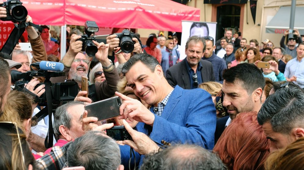 Foto: El presidente de Gobierno y candidato del PSOE a la reelección, Pedro Sánchez (c), se fotografía con simpatizantes durante un paseo electoral por Ibiza. (EFE)