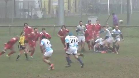 Un jugador de rugby derriba a una árbitro con un brutal empujón