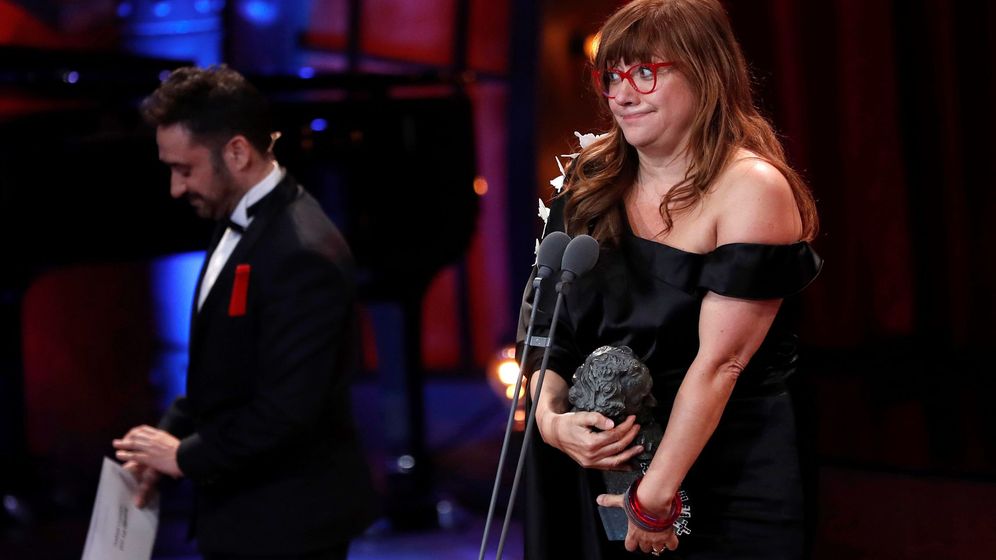 Foto: La realizadora Isabel Coixet, tras recibir el premio a la mejor dirección por su trabajo 'La librería', durante la 32 edición de los Premios Goya. (EFE)