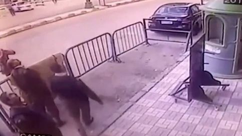 Un policía salva la vida a un niño que se cayó de un tercer piso en Egipto 