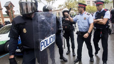 Los Mossos se encaran a la Policía Nacional en un colegio en el referéndum