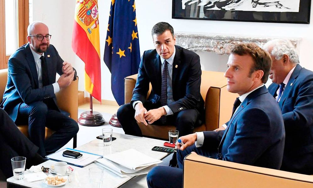Foto: Pedro Sánchez, junto a Macron, este martes. (EFE)