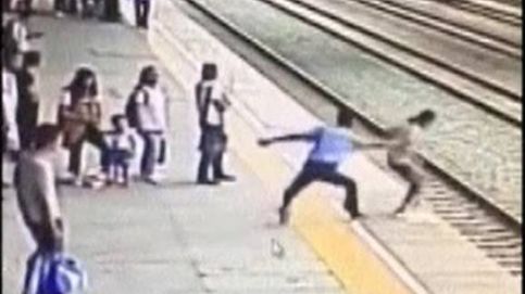 ¡Heroico! Este hombre evita que una mujer se lance a las vías del tren