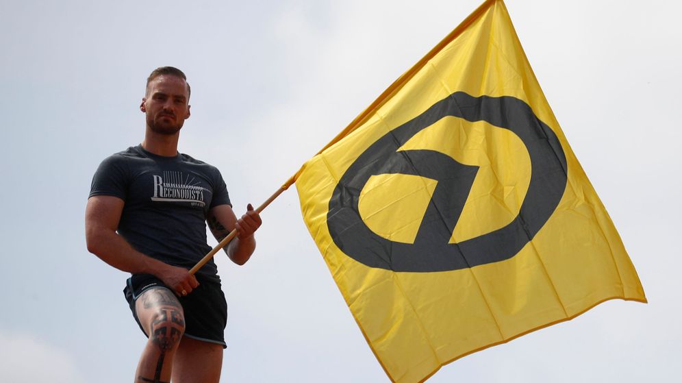 Foto: Supporter of far-right identitarian movement stands on the roof during rhe demonstration in halle