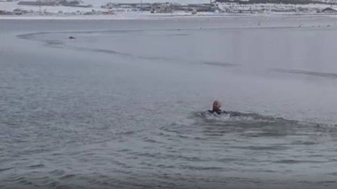 Espectacular rescate de un perro de un lago helado en Turquía