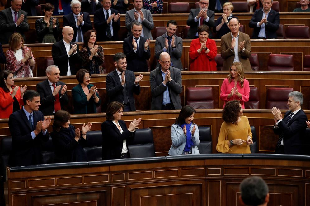 Foto: La ministra de Hacienda, María Jesús Montero, aplaudida por la bancada socialista en esta segunda jornada de debate de los PGE, este 13 de febrero. (EFE)