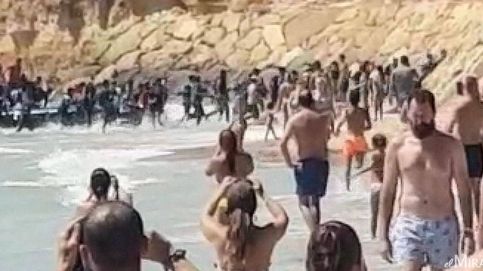 Una patera con 50 inmigrantes desembarca en una playa repleta de bañistas en Cádiz