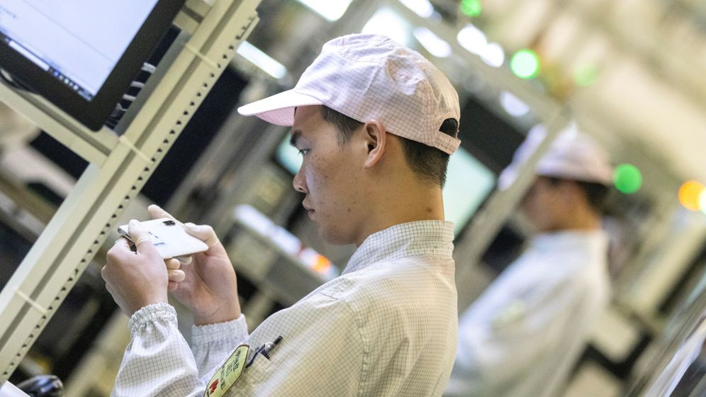 Foto: Un empleado en una fábrica de Huawei en Dongguan, China. (EFE)
