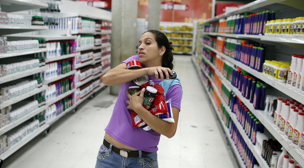Foto: Una mujer compra varios productos en el supermercado 'Bicentenario' en Caracas. Foto: Reuters.