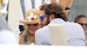 Tita ya veranea con su hijo y su nuera en Ibiza