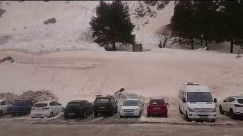 Así 'engulló' una avalancha varios coches en Rusia