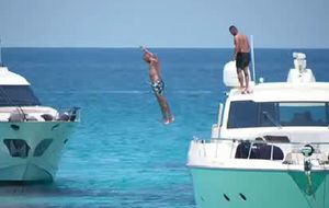 Karim Benzema disfruta de Ibiza en alta mar