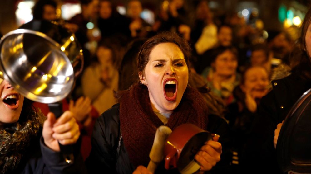 Foto: La Comisión 8-M da el pistoletazo de salida a la huelga feminista con una cacerolada en la Puerta del Sol, en Madrid. (EFE)