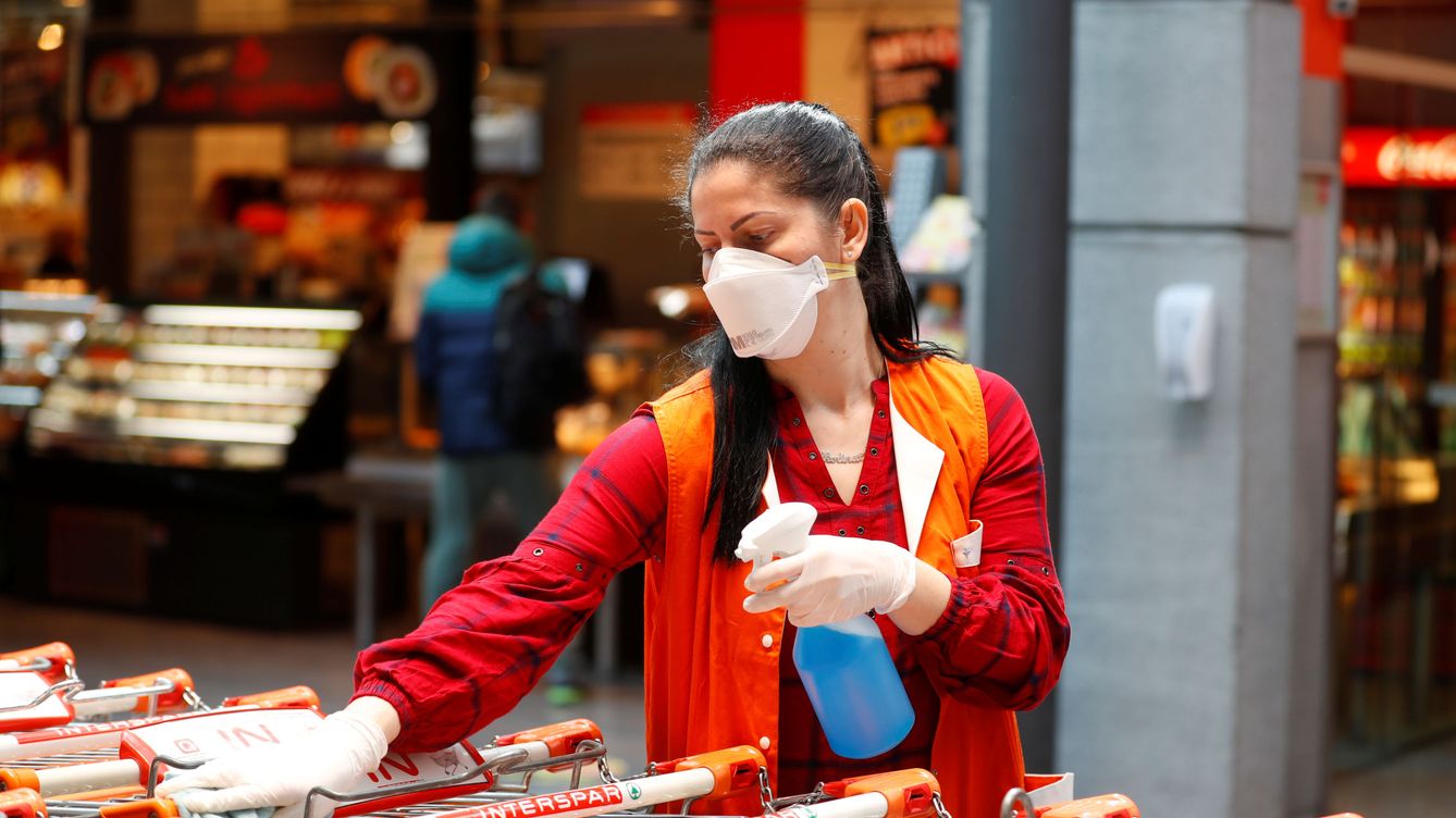 Foto: Tareas de desinfección en un supermercado de Austria (EFE)