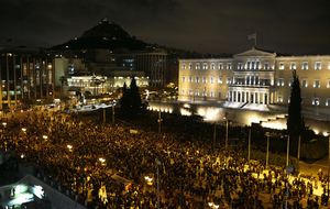 Miles de griegos se echan a la calle para apoyar a Tsipras y contra el chantaje del BCE y la UE