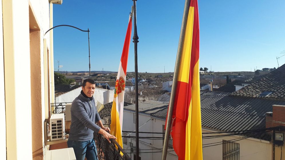 Foto: Roberto Cuevas, alcalde de Campos del Paraíso, en el balcón del Ayuntamiento. (R. M.)