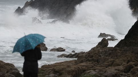 Una nueva borrasca azota a la costa gallega y las secuelas del terremoto de Japón: el día en fotos
