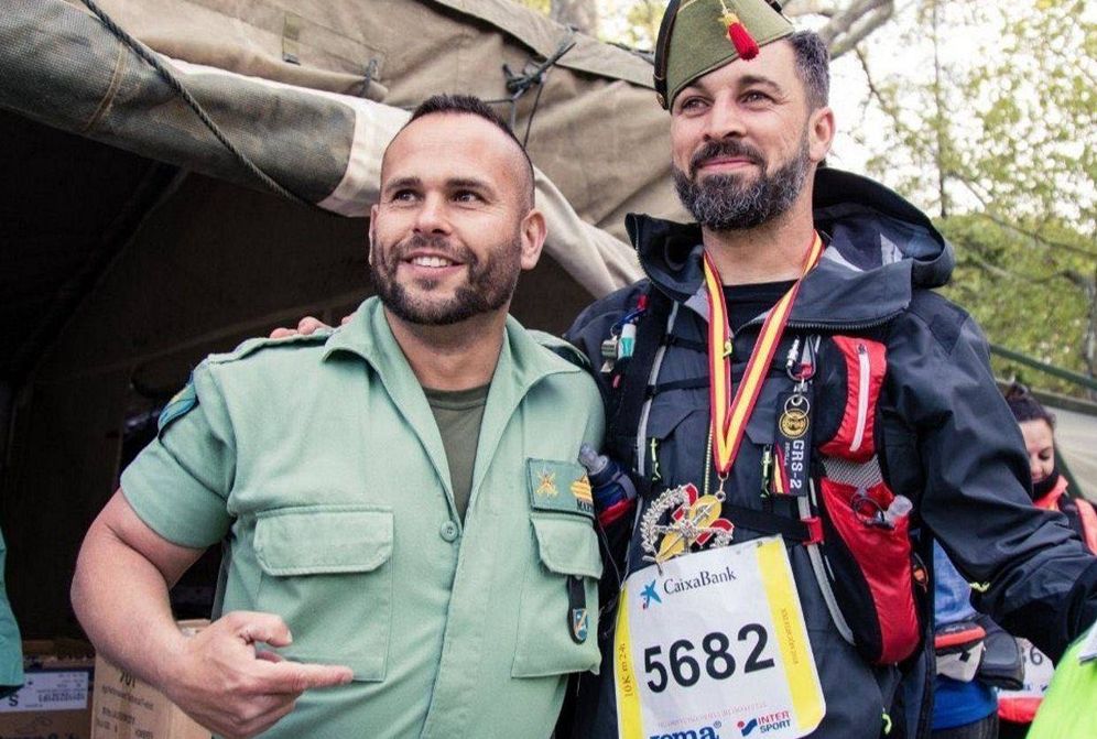 Foto: Santiago Abascal, líder de Vox, posa junto a un legionario. (EFE)