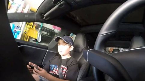 Broma a bordo de un Tesla: un niño 'entra en pánico' cuando el coche empieza a moverse solo
