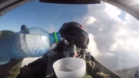 Esto es lo que le ocurre a un piloto de combate cuando bebe agua mientras vuela