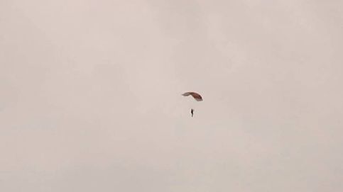 Un paracaidista acaba colgado de una antena