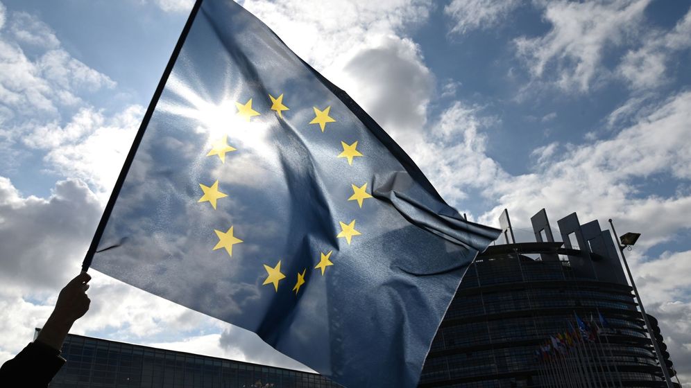 Foto: Un hombre ondea la bandera de la UniÃ³n Europea. (EFE)