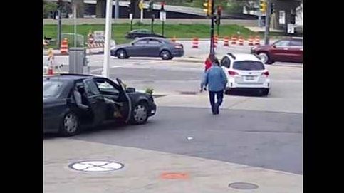 Escena de película: salta al capó de su coche para evitar que se lo roben y el ladrón huye