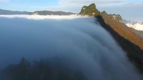 Las impresionantes imágenes de una cascada de nubes en China