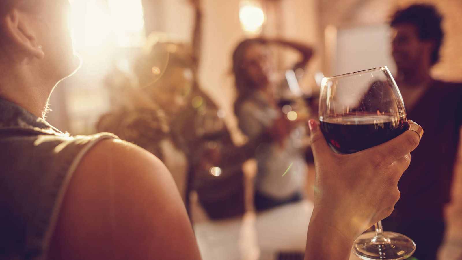 Vinos: La razón por la que nunca debes beber vino antes de la cena