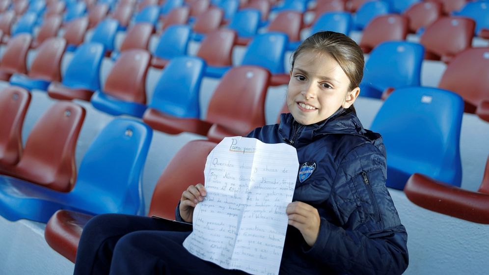 Foto: Nuria, con 8 años, pidió a Panini un álbum de cromos de la Liga Iberdrola