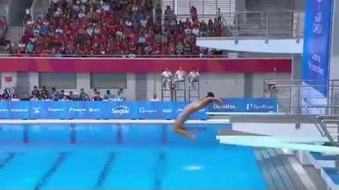 Mira quién salta: ridículo de dos filipinos en los saltos de trampolín
